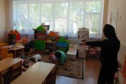 Rusya’da çocuklara savaş ve şiddet tatbikatı: Anaokullarında silahlar çocuklara doğrultuldu!