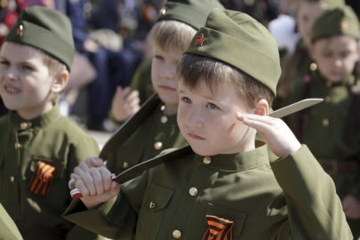 İşgalci Rusya, Kırım’daki çocukları militarist propaganda ile kuşatıyor