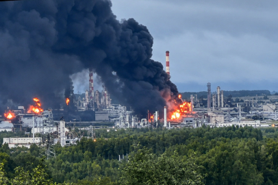 Ukrayna, Rus ordusuna yakıt üreten Lukoil tesisini vurdu!