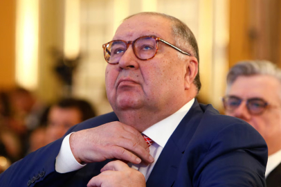 Fransa, Azerbaycan baskısı sonrası Rus milyarder Usmanov’a yönelik AB yaptırımlarının kaldırılmasını istiyor