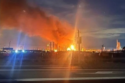 Rusya'nın İlskiy Rafinerisi saldırı sonrası alevlere teslim oldu!