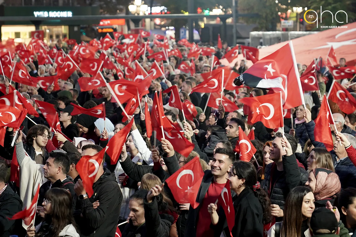 Başkent kırmızı-beyaza büründü: Binlerce Ankaralı Cumhuriyet için yürüdü!