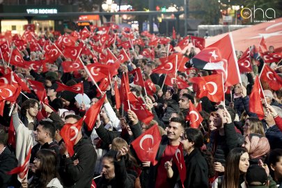 Başkent kırmızı-beyaza büründü: Binlerce Ankaralı Cumhuriyet için yürüdü!