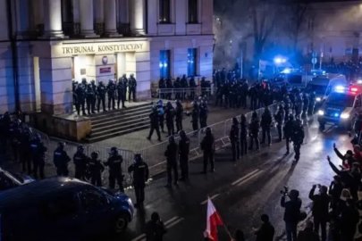 Polonya’da Anayasa Mahkemesi krizi büyüyor: Cumhurbaşkanı Nawrocki Senegal ziyaretini yarıda kesti